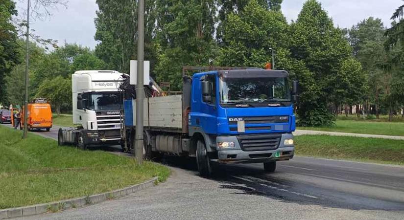 Műszaki hibás kamion akadályozza a forgalmat Szombathely forgalmas útján - fotók