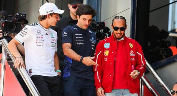 Átérzi Hamilton helyzetét Sainz, kiáll utódja mellett a spanyol