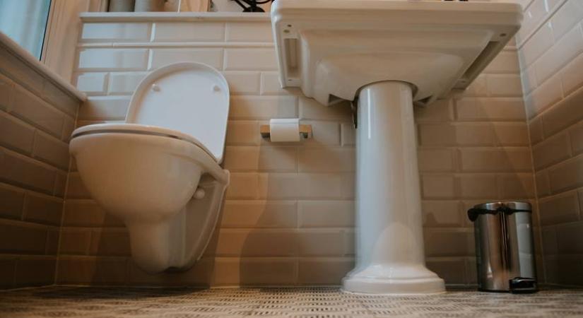 Megdöbbentő, mi van a wc mögötti falon: undorító baktériumtelep lesz, ha erről elfeledkezel