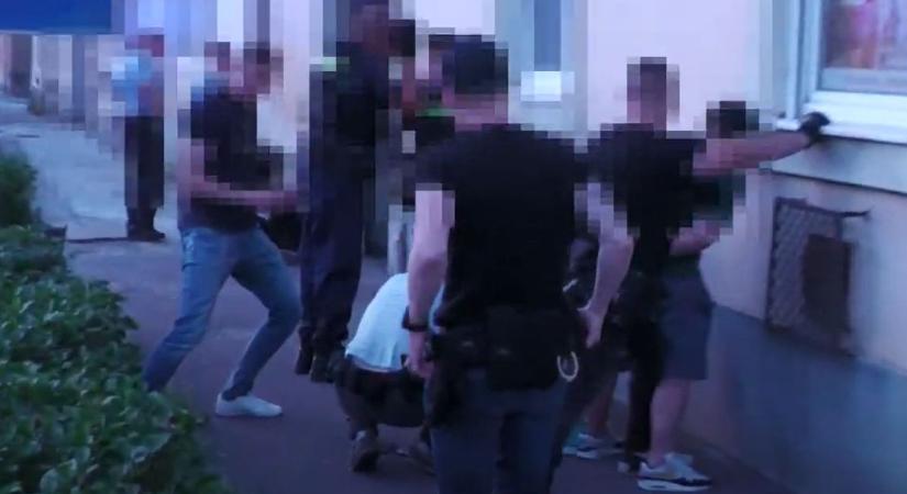 Ingyenmozi az egri négysávoson, egy halom rendőr bírkózott a menekülő drogosokkal - videóval