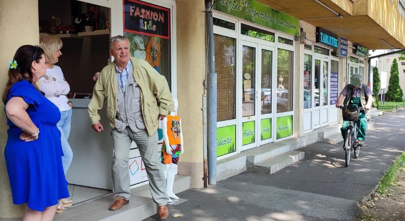 Nyíregyháza egyik legveszélyesebb pontján jártunk: még a járdán is rettegnek a gyalogosok