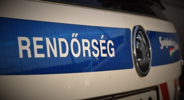 Árokba borult egy nyerges vontató az M1-esen, Tatánál