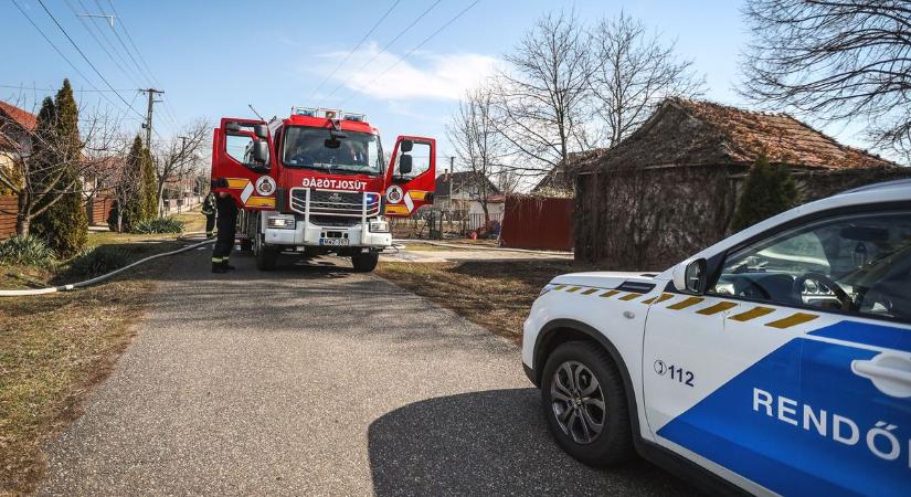 Drámai percek Emődön: gázpalackot hoztak ki a lángok közül!