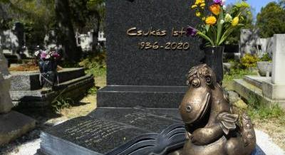 Újra Süsü szobra őrzi Csukás István síremlékét