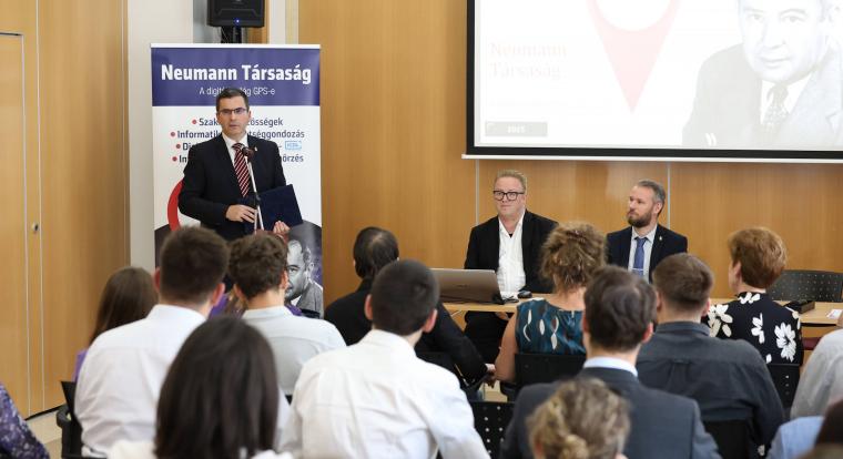 Hatvan pályaművet díjazott, az egyetemisták felé nyit a Neumann Társaság