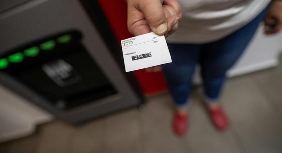 Hamis üvegvisszaváltó kuponokkal szerzett több millió forintot egy áruháztól egy anya és fia
