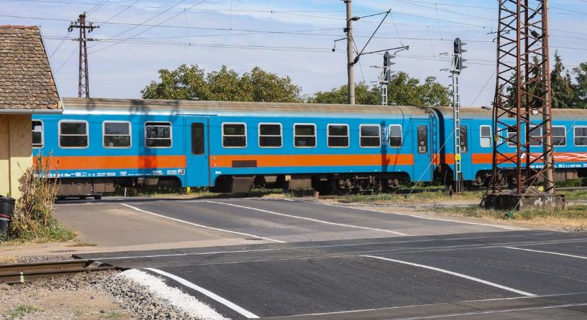Több mint 250 utassal a fedélzetén gázolt embert a debreceni vonat