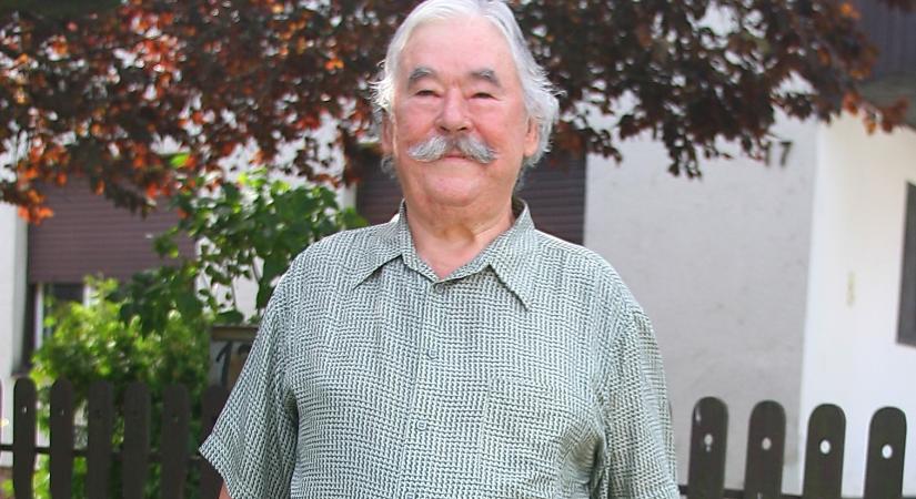 Nem találták meg a rendőrök a Csukás István sírjáról ellopott Süsü-szobrot, új került a helyére – fotó