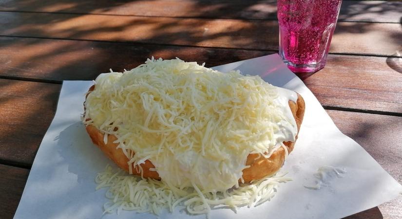 Munka után egy lángos? Vajon melyik balatoni büfé a legolcsóbb?
