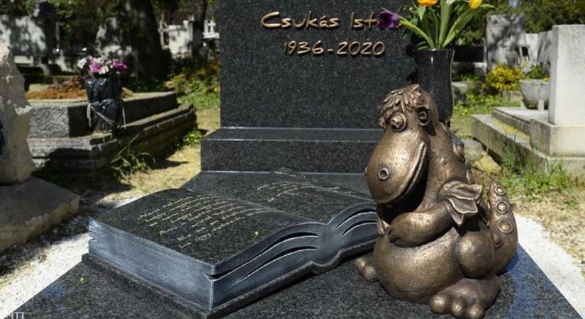 Újra Süsü vigyáz Csukás Istvánra a Farkasréti temetőben