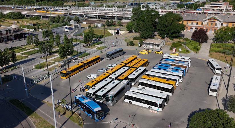 3,5 milliárdért pótlóbuszok – nem csak Tiborcz, a Balaton Busz is jól járt