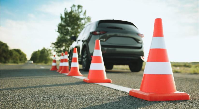 Változások az autósiskolákban: a tanfolyamok hosszabbodhatnak, de árak elvileg nem emelkednek