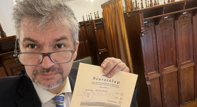 Hadházy Ákos a ruhatárból szavazott Polt Péter megválasztásakor