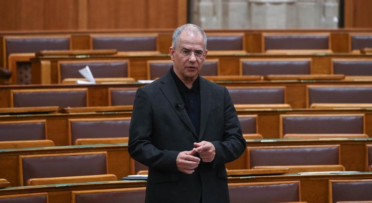 Kósa Lajos javaslatára változnak a névadási szabályok