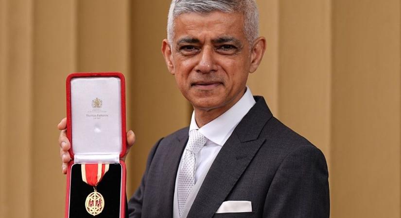 Lovaggá ütötték London balos polgármesterét