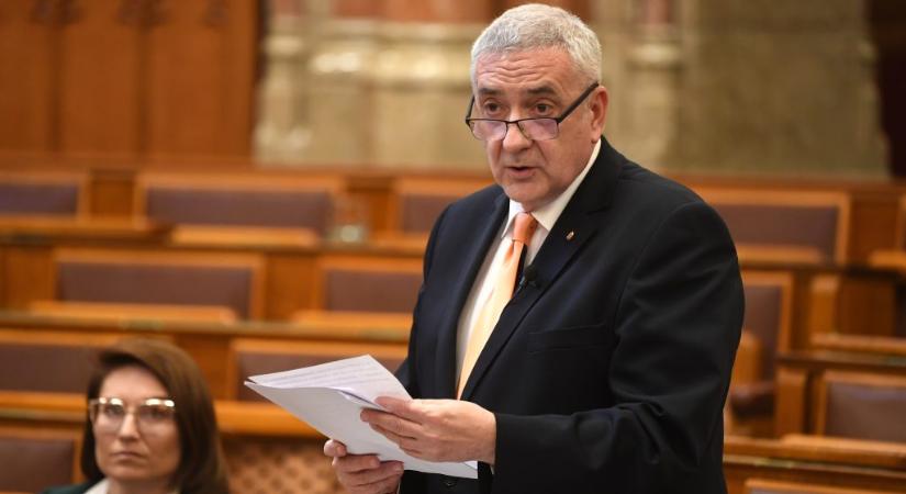Elfogadták Halász János állampolgárság felfüggesztéséről szóló javaslatát