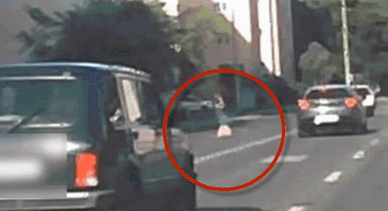 A forgalomban játékmotorozott a kisgyerek, egy hajszálon múlott a tragédia