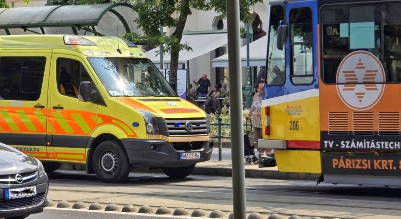 Idős férfi lett rosszul a síneknél, perceken belül megérkezett a segítség