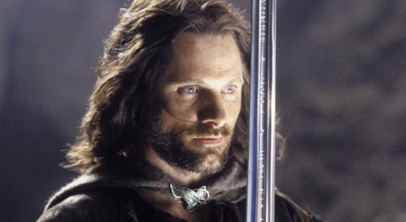 Mémgyanús: Gondor zászlaja is feltűnt a Kossuth téri tüntetésen