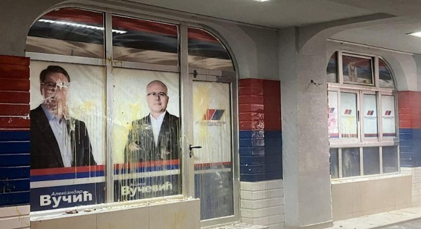 Tojással és liszttel dobálták meg a haladók épületét, letartóztatásba kerültek
