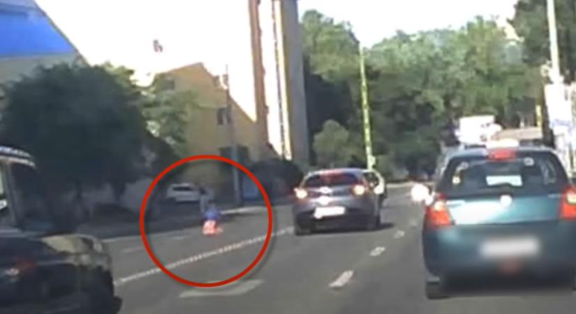 Videó: az autóforgalom közé keveredett egy játékmotoros kisfiú Pécsen