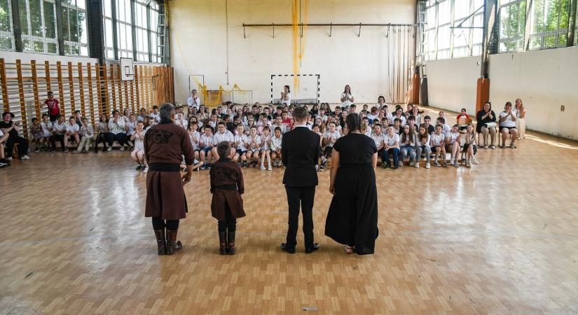 Rendhagyó tanórákat tartottak a Dalia Népfőiskola tagjai az anyaországban