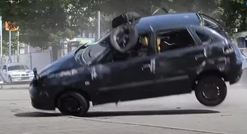Videón, ahogy balul sült el az autós mutatvány, a nézők közé csapódott egy kocsi