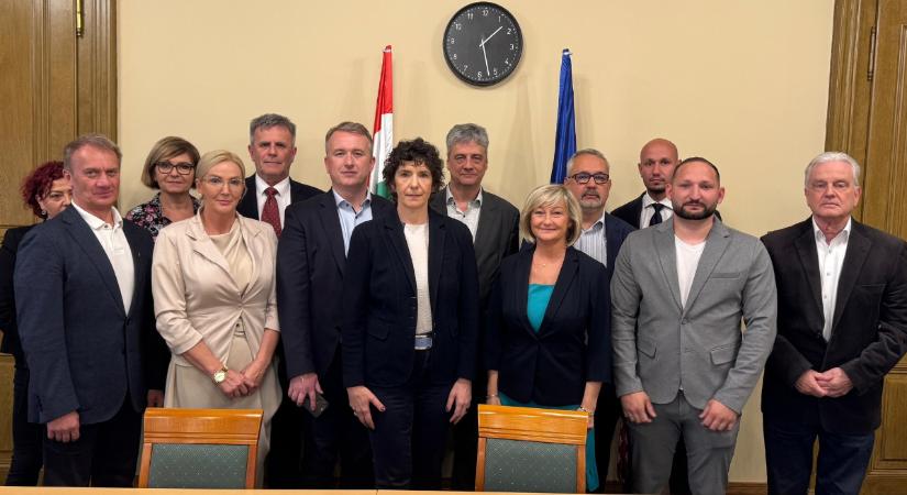 Kivonult a DK: így tiltakoztak Orbán egypárti bírósága ellen