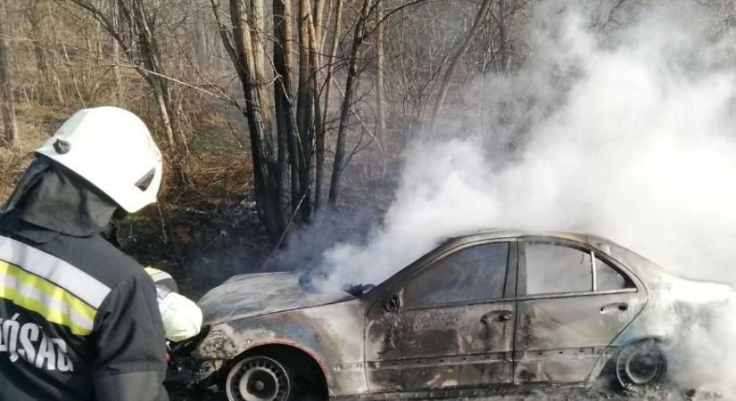 Égő autóhoz riasztották a tűzoltókat az 1-es főúton