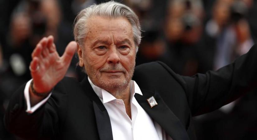 Alain Delon szívtipró fia és lányunokája a vörös szőnyegen: Anthony apja sármját örökölte