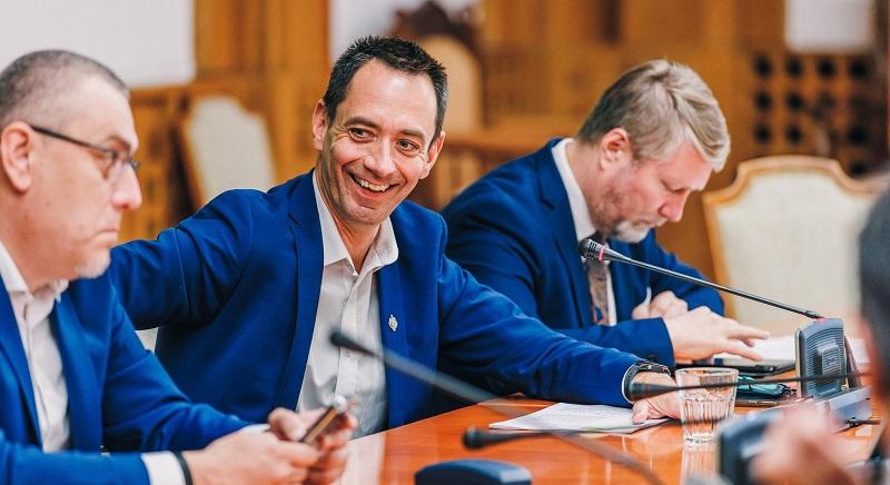Csoma Botond: az RMDSZ az egykulcsos adórendszert és a nagykoalíciós kormányt támogatja