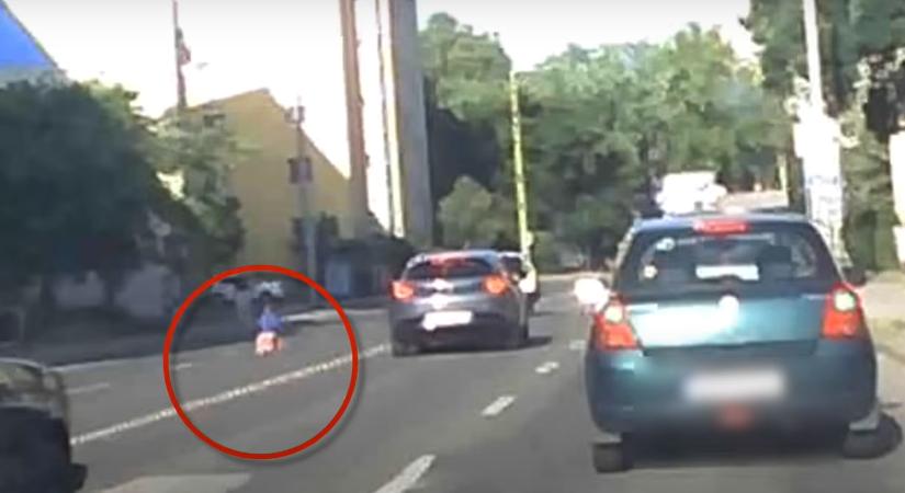 A forgalmas útra keveredett egy kismotorozó óvodás Pécsen - szívmelengető, ahogy megmentették az autósok