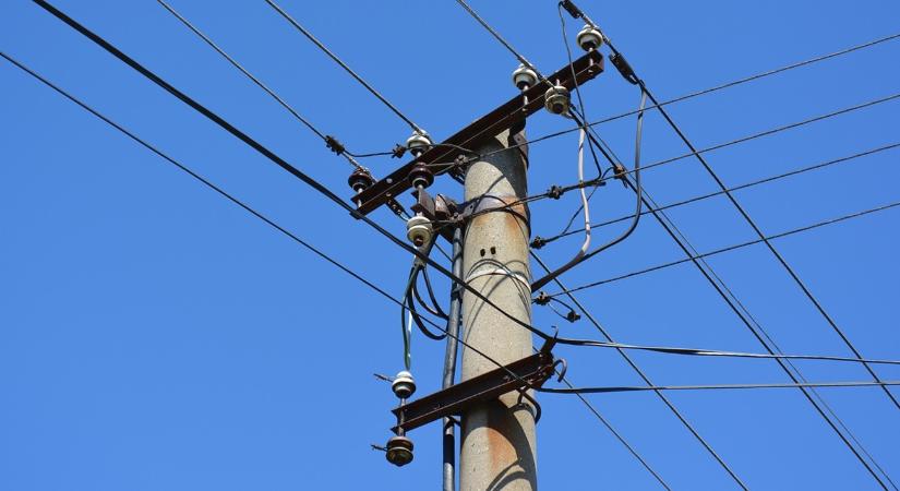 Traktor döntött le egy vezetéket – áram nélkül maradtak a lakók