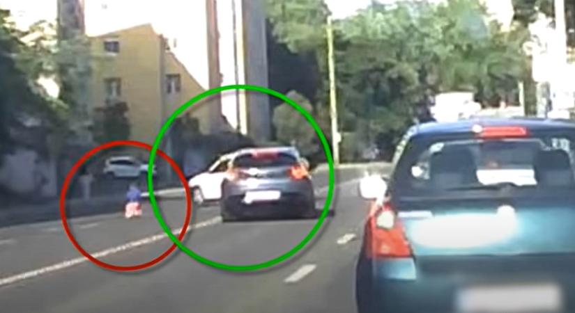 Elképesztő: az autóforgalom közé keveredett egy játékmotoros kisfiú Pécsen – videó!