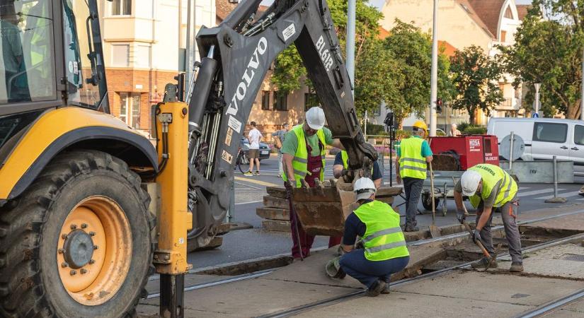 Felszedték a betontömböket a Bem térnél, elkezdődtek a bontási munkálatok – fotókkal, videóval