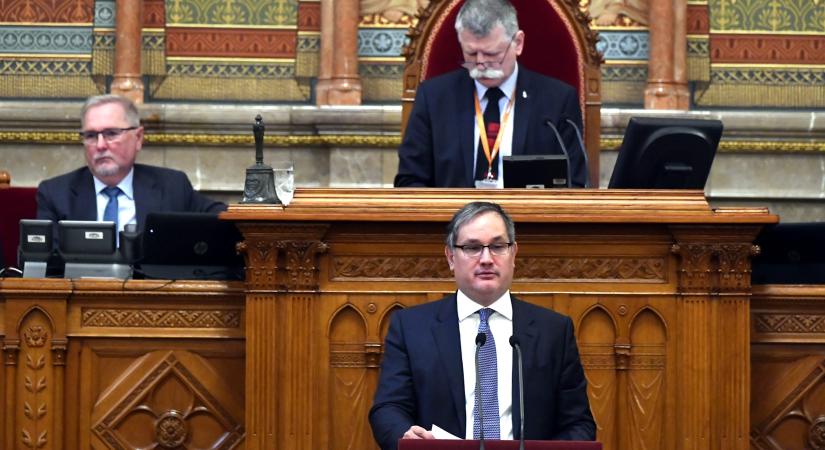Stabil költségvetés, soha nem látott mértékű adócsökkentések