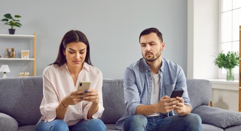 Így derítheti ki, kémkedik-e Ön után a párja a telefonján