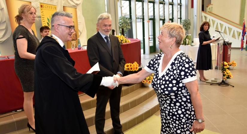 Nyugdíjas Egyetem: száznyolcvanan vehették át diplomájukat – Fotók