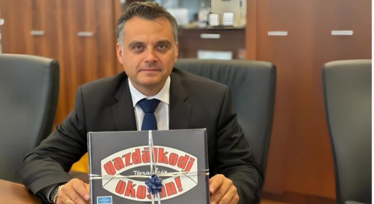 Latorcai Csaba egy Gazdálkodj okosan! társasjátékkal köszöntötte fel 50. születésnapján Karácsony Gergelyt, hogy azon gyakoroljon