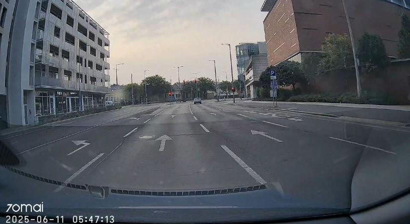 A KRESZ csak ajánlás? Nagy sebességgel száguldott át a piroson az autós Debrecen belvárosában – videóval