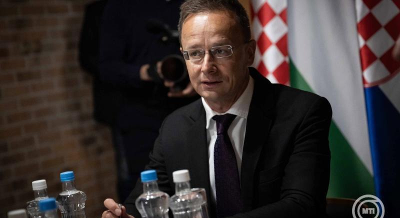 Szijjártó Péter: az ukrán elnök abban érdekelt, hogy bábkormány legyen Magyarországon, amely elküldi a magyarok pénzét Ukrajnába