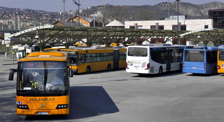 Lázár János miatt rohamtempóban, 3,5 milliárd forintért rendel vonatpótló buszokat a MÁV