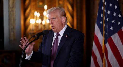 Az ABC televíziótársaság elbocsátotta vezető riporterét, miután éles szavakkal kritizálta Donald Trumpot