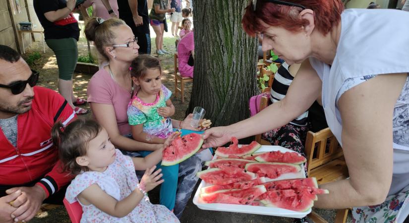 Kinder tojást és görögdinnyét is kaptak a gyerekek az Észak utcai óvoda roma családi napján