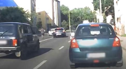 Kismotoros ovist kellett üldözni Pécsen, mert kikeveredett a főútra – videó