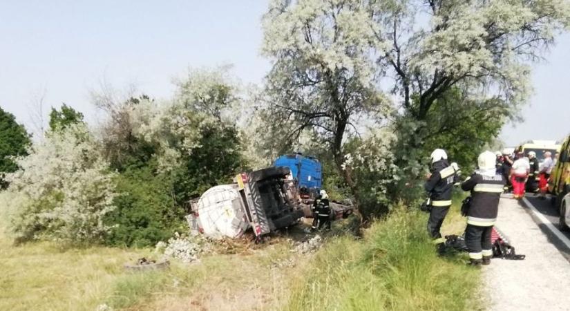 Elképesztő helyszíni fotók: árokban végezte a nyergesvontató a sztrádán