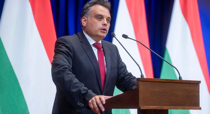 Latorcai Csaba „Gazdálkodj okosan!” játékkal kedveskedett a születésnapos Karácsony Gergelynek