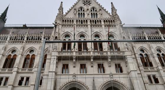 Parlament: alkotmányos jog lett a készpénzhasználat, az MNB nem hozhat létre alapítványokat