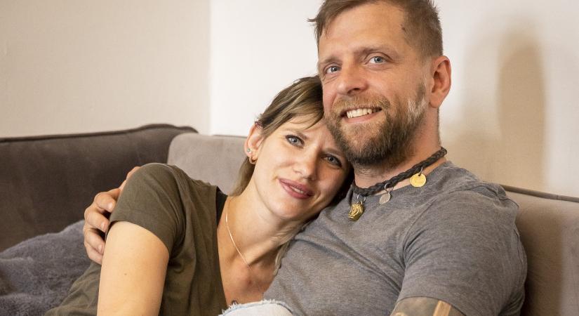 Elköltözik a fővárosból a TV2 sztárpárja: Fördős Zé segítségével találták meg az álomotthonukat Mischinger Péterék - videó