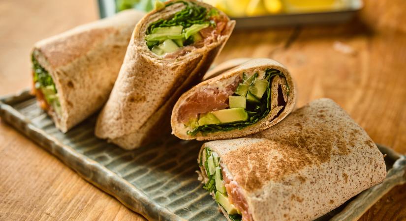 Nyári lazacos wrap krémsajtos-kapros töltelékkel